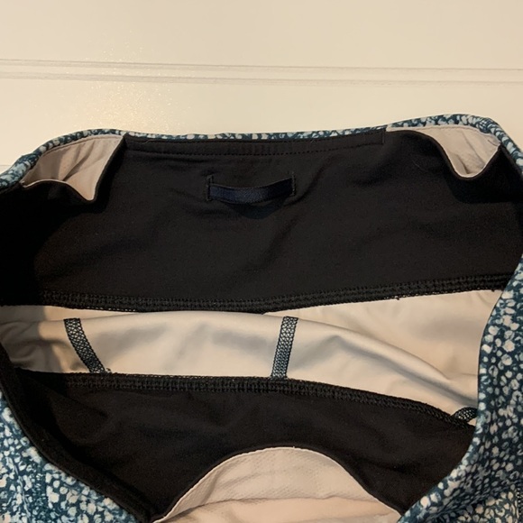 SALE! Lululemon Teal and White Inspire Tight Leggings - Picture 10 of 12